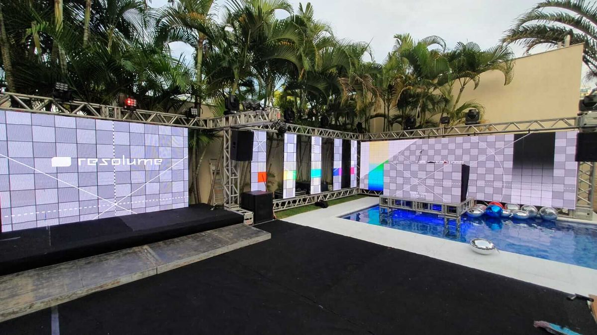 Painel de LED ou projetor: qual escolher para o seu evento?